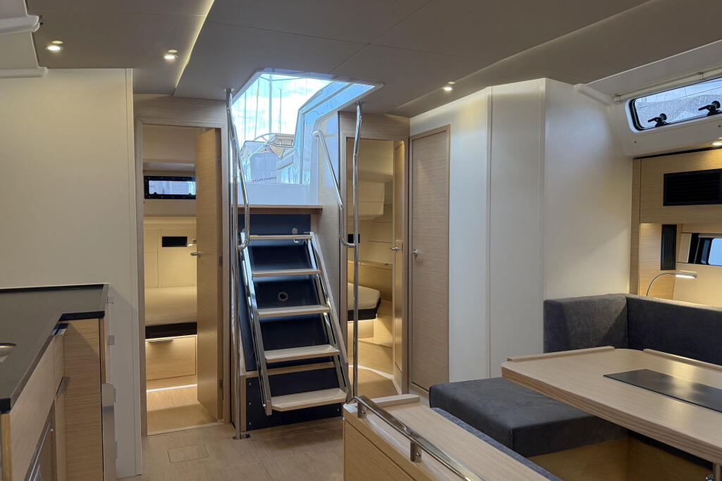 Sailing yacht 