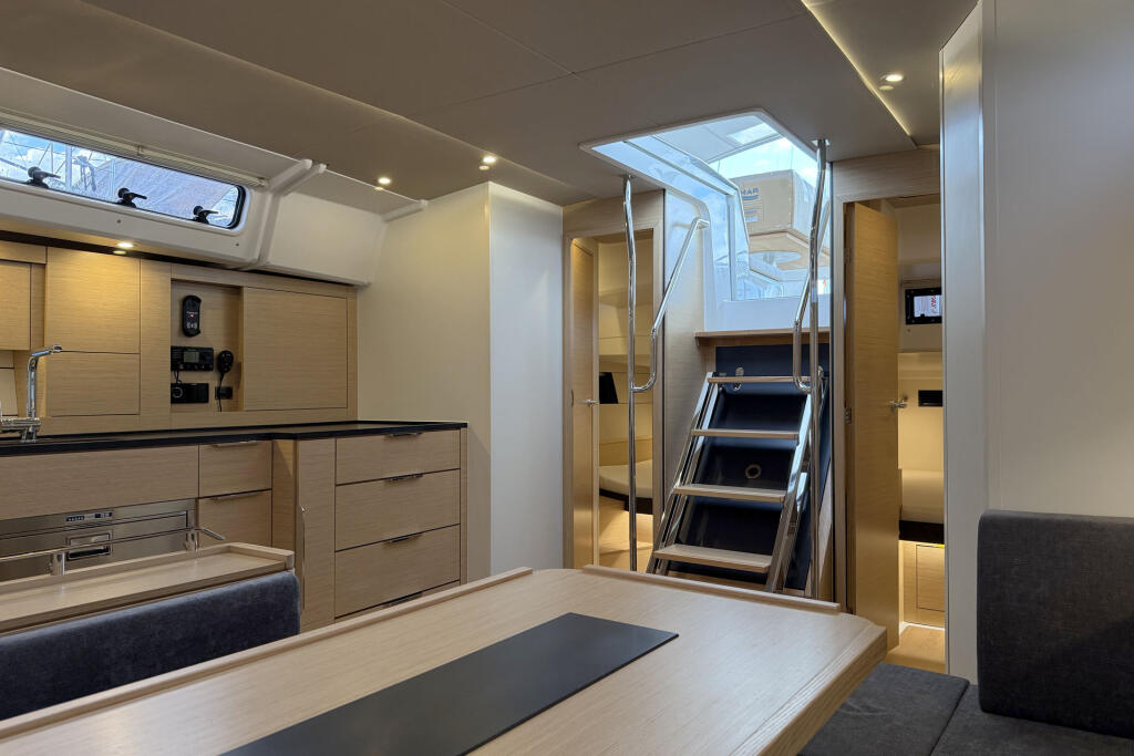 Sailing yacht 