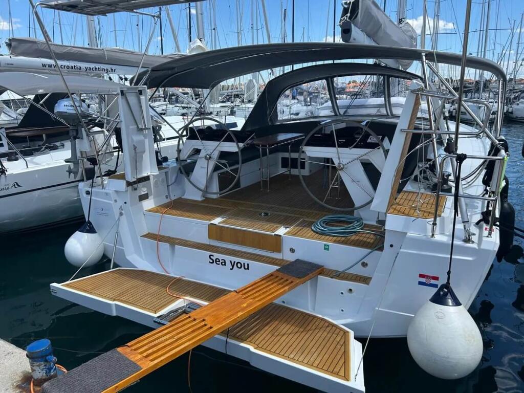 Sailing yacht 