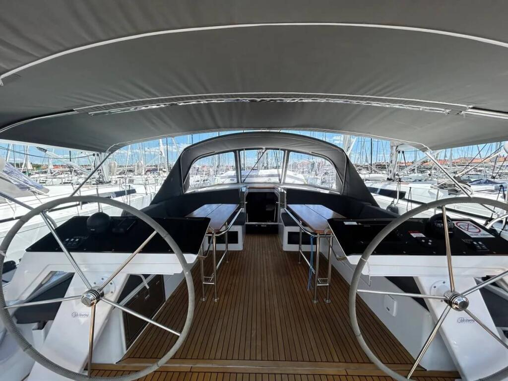 Sailing yacht 