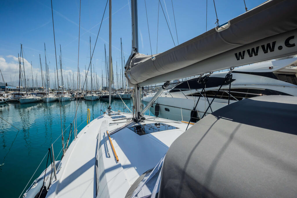 Sailing yacht 