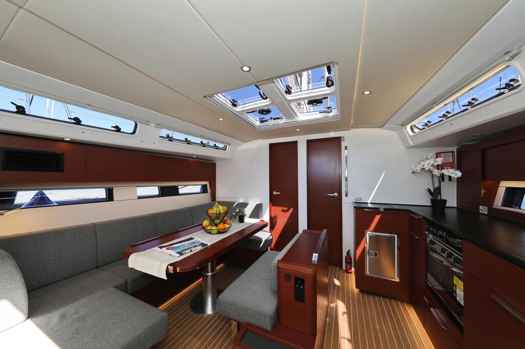 Sailing yacht 