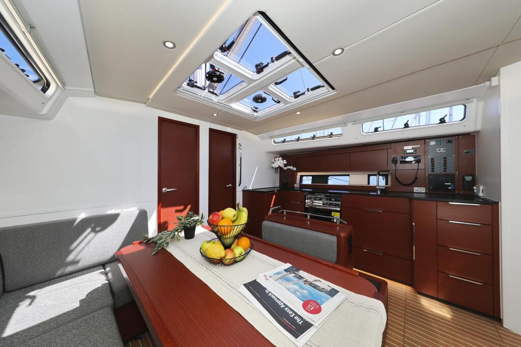 Sailing yacht 