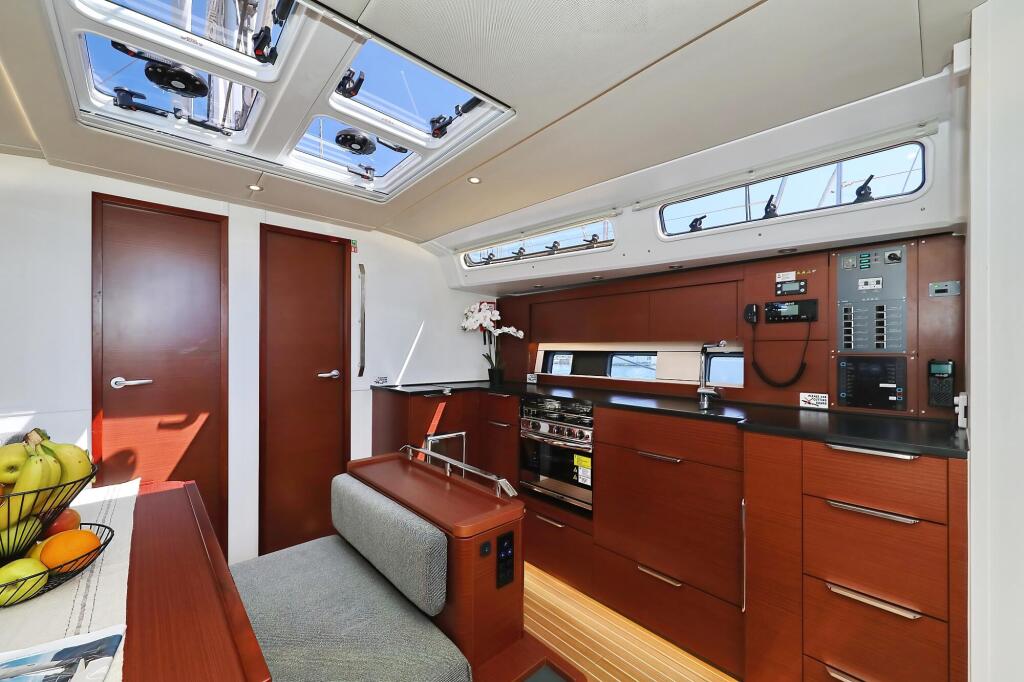 Sailing yacht 