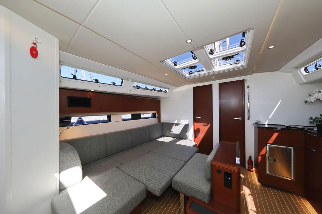 Sailing yacht 