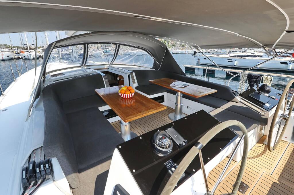 Sailing yacht 