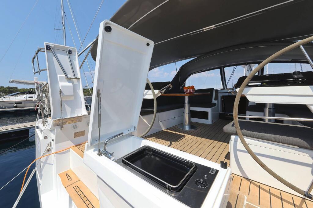 Sailing yacht 