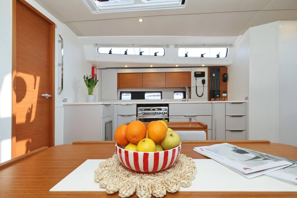 Sailing yacht 
