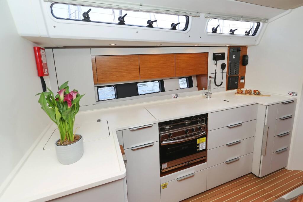 Sailing yacht 