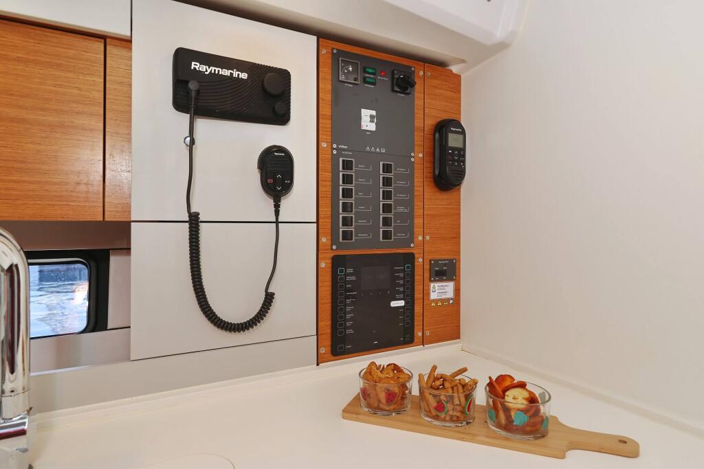 Sailing yacht 