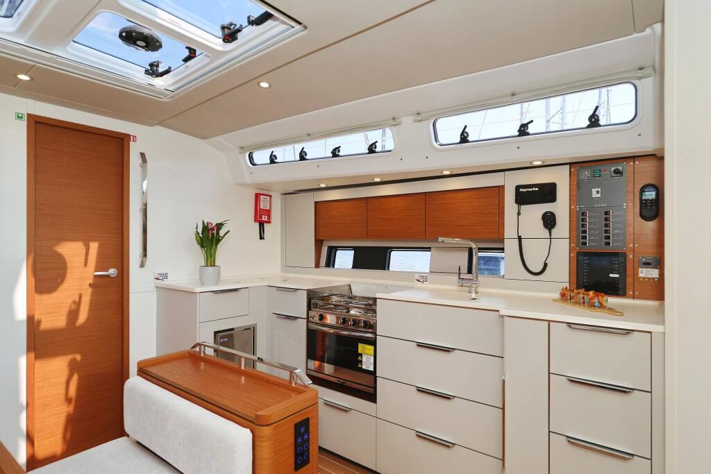 Sailing yacht 