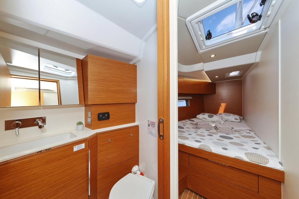 Sailing yacht 