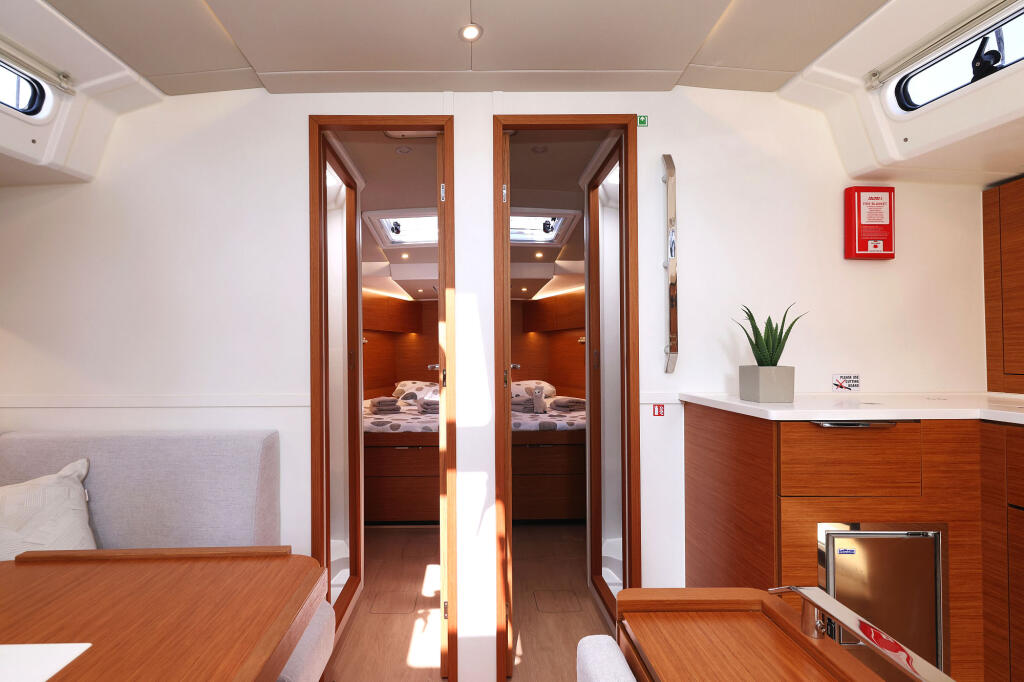 Sailing yacht 