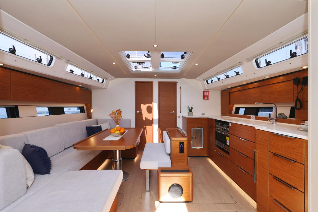 Sailing yacht 