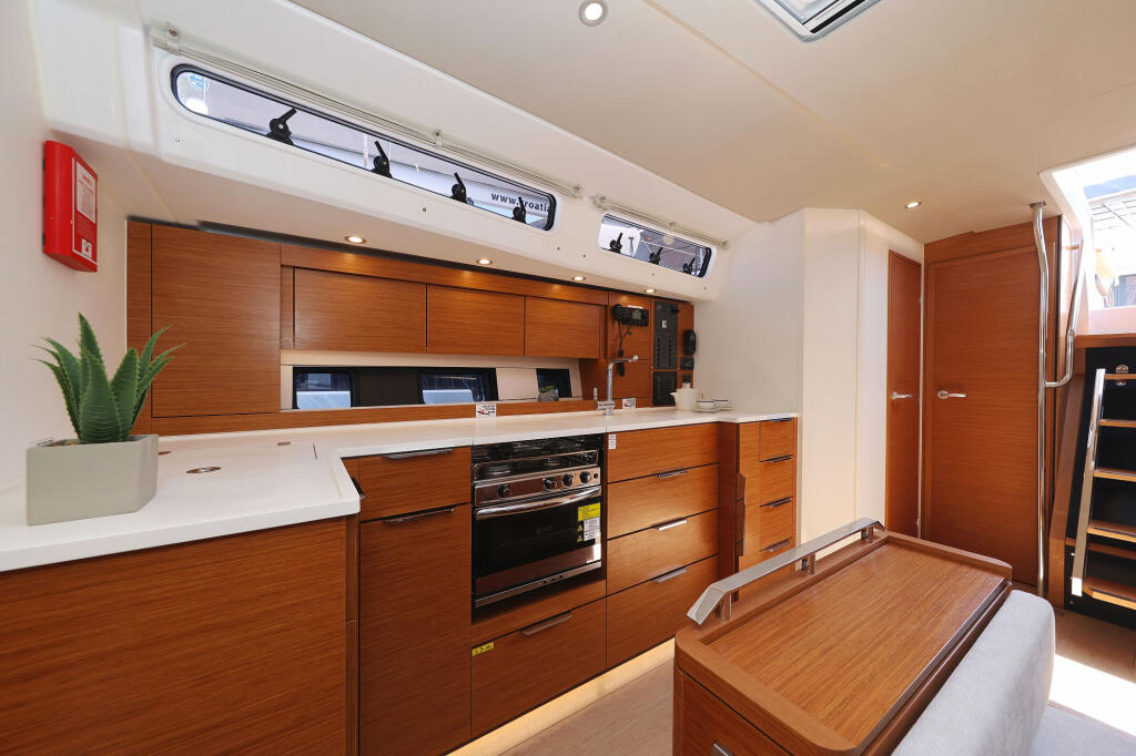 Sailing yacht 