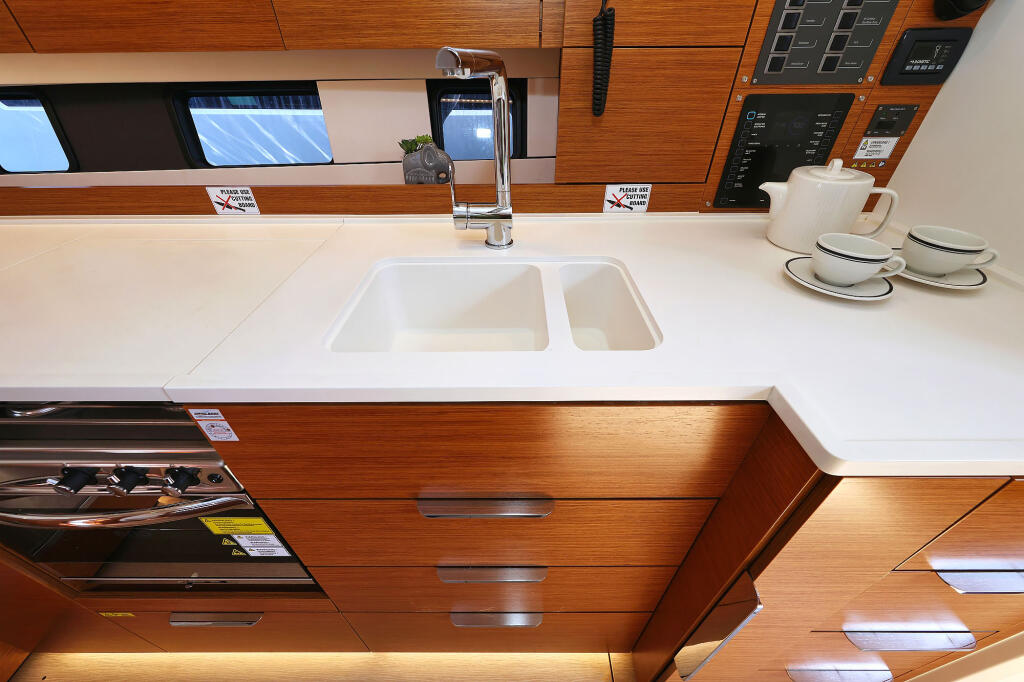 Sailing yacht 