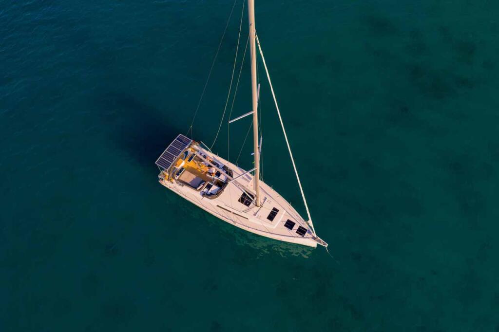 Sailing yacht 