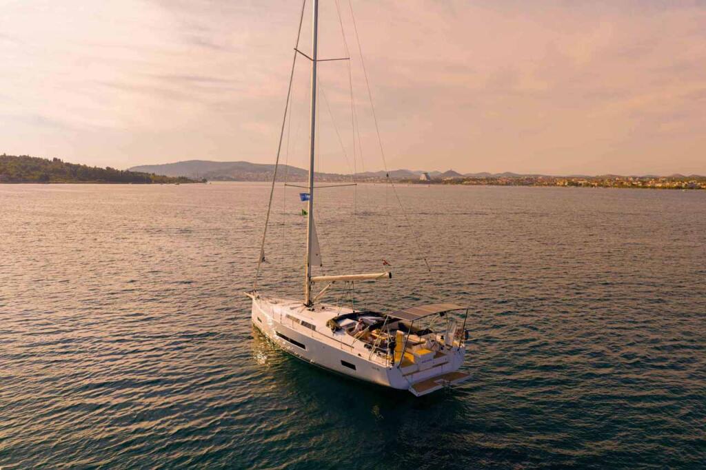 Sailing yacht 