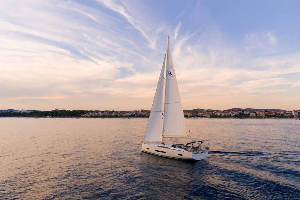 Sailing yacht 