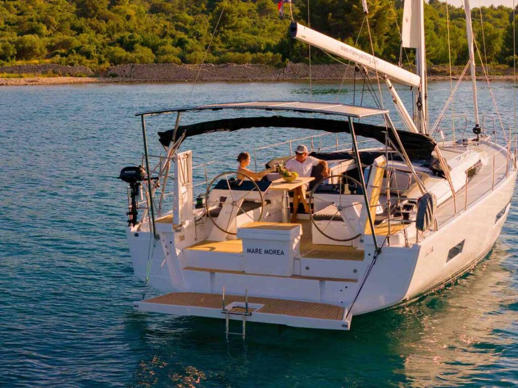 Sailing yacht 