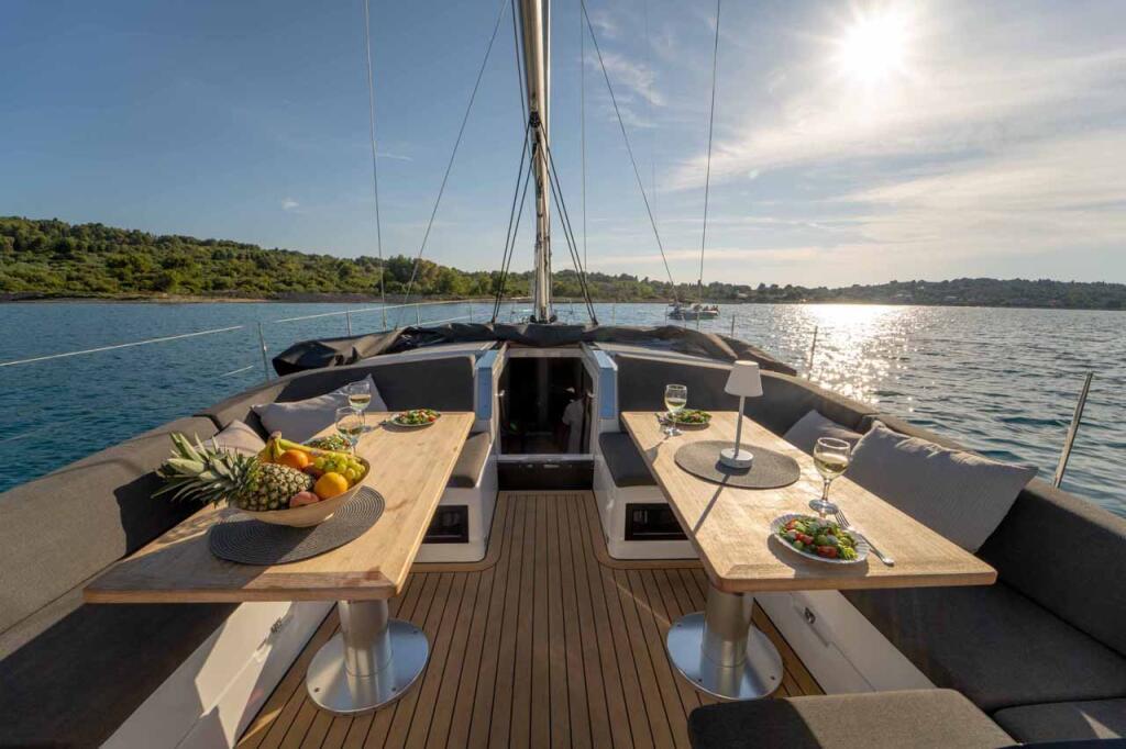 Sailing yacht 