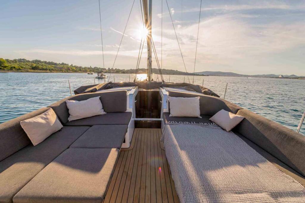 Sailing yacht 