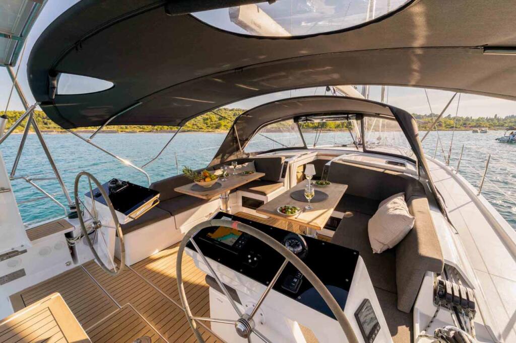 Sailing yacht 