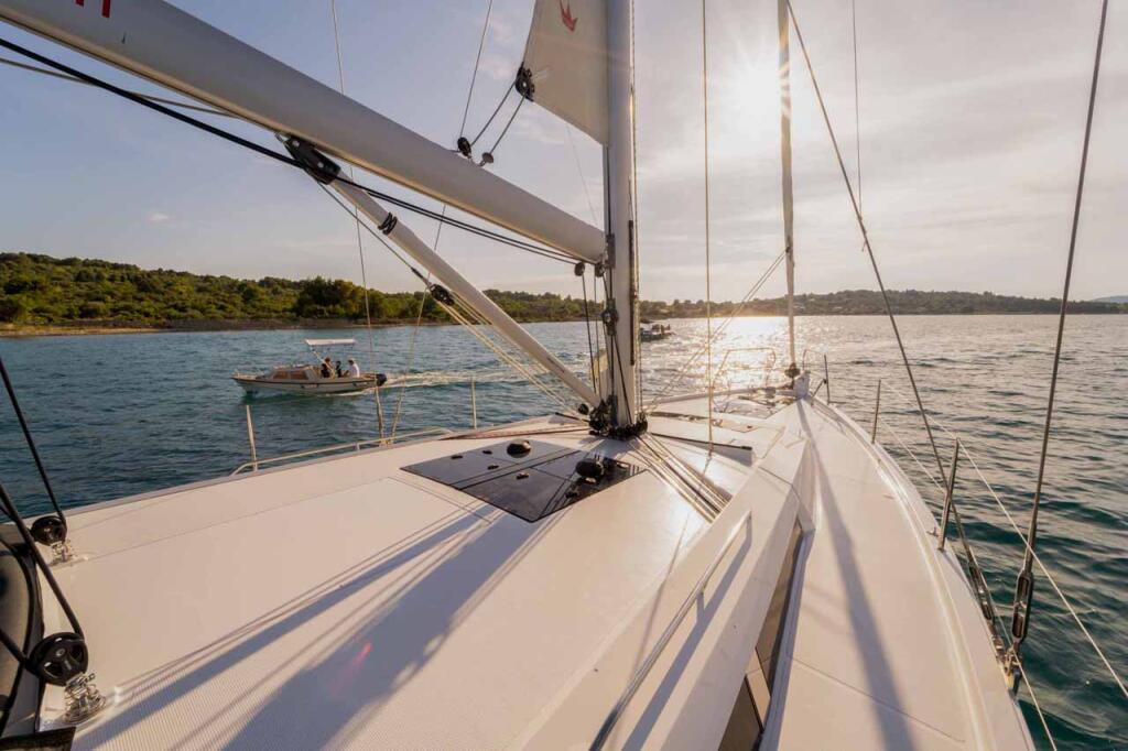 Sailing yacht 