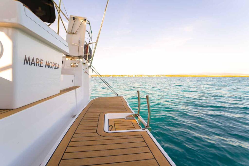 Sailing yacht 