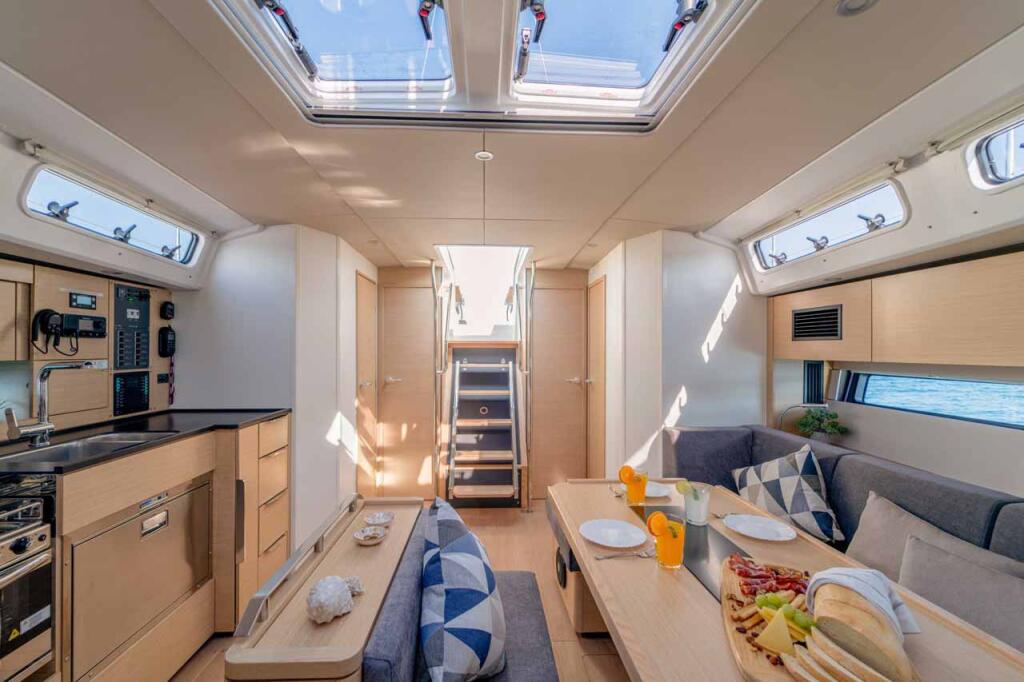 Sailing yacht 