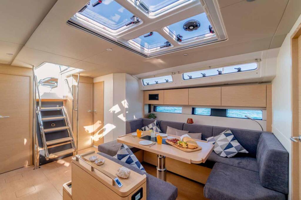 Sailing yacht 
