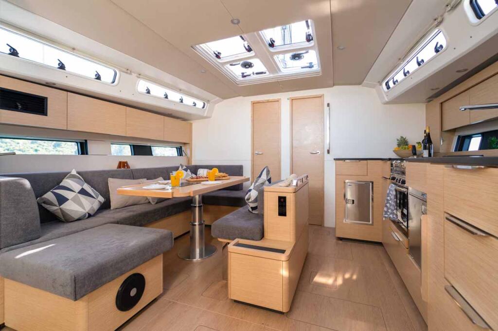 Sailing yacht 