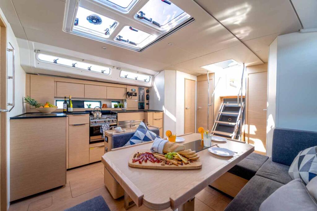Sailing yacht 