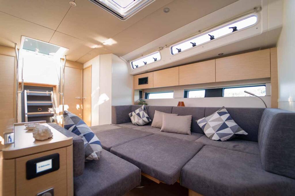 Sailing yacht 