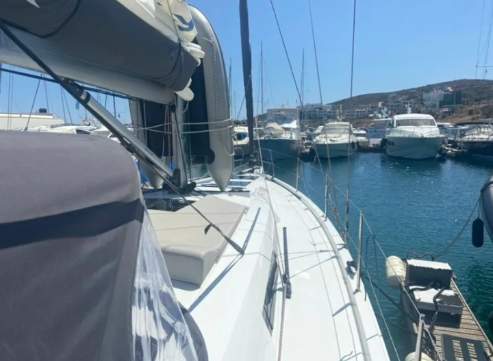 Sailing yacht 