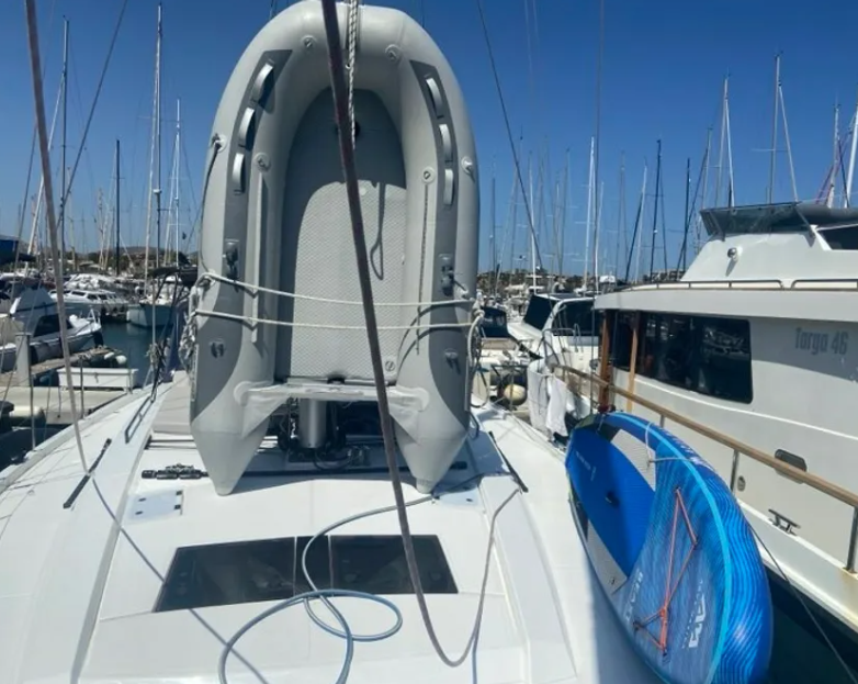 Sailing yacht 