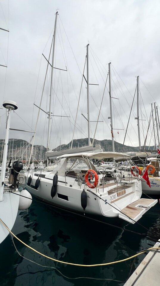 Sailing yacht 