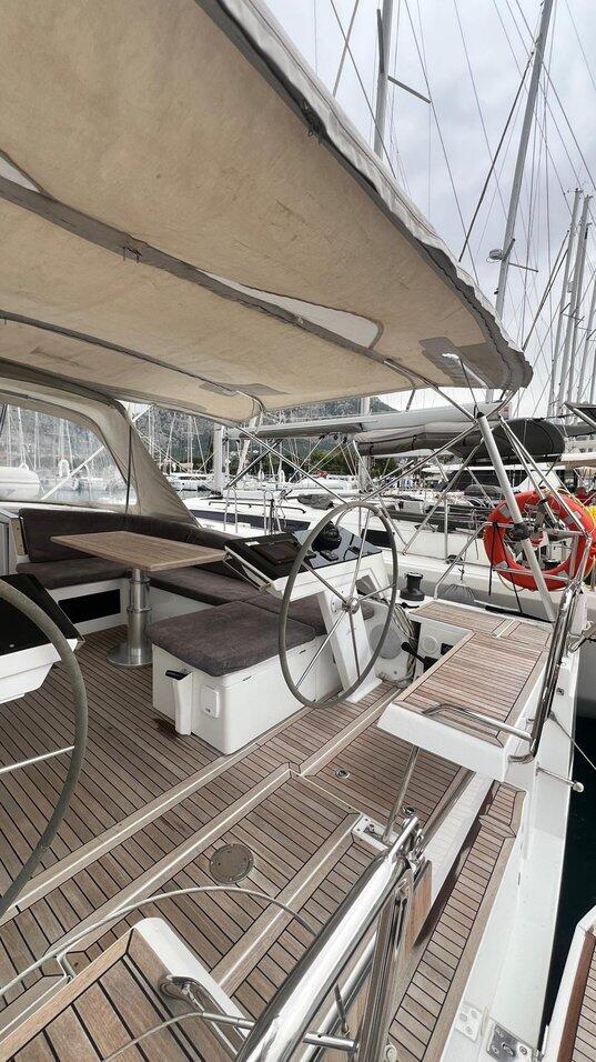 Sailing yacht 