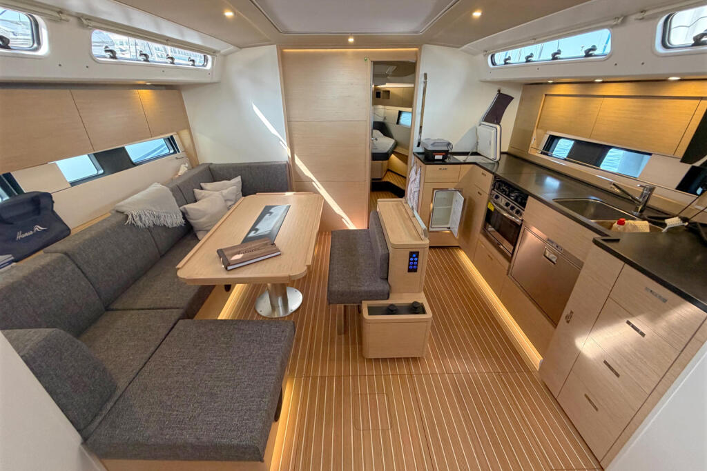 Sailing yacht 