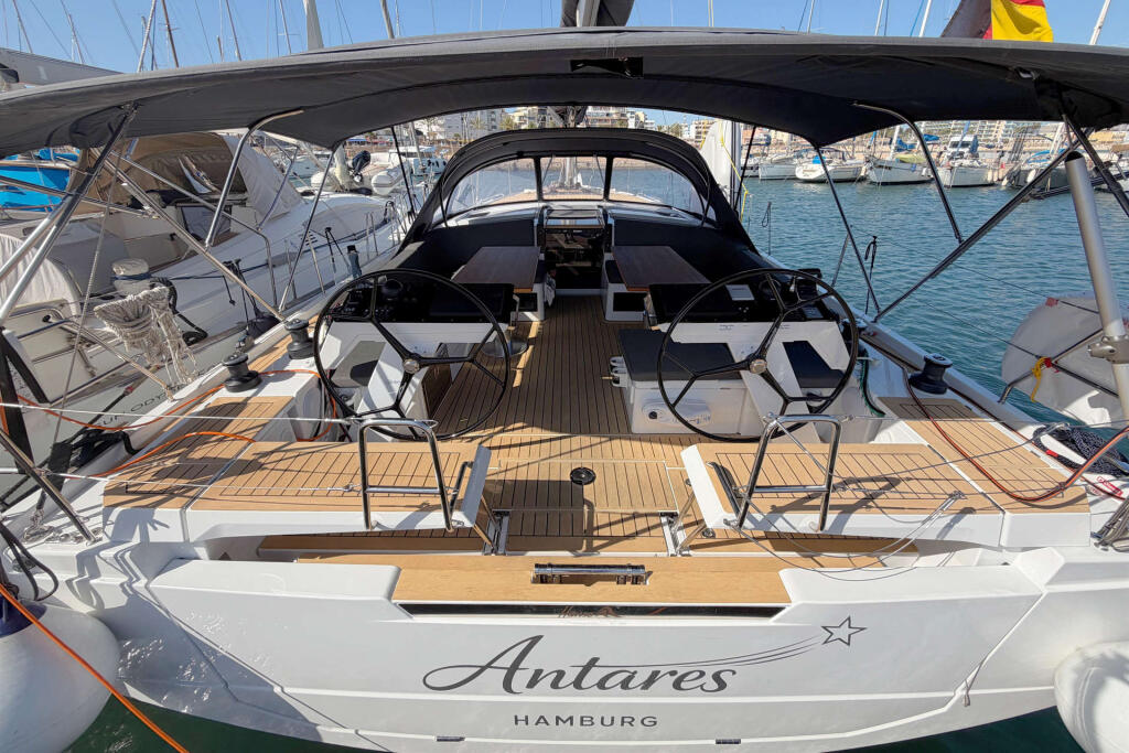 Sailing yacht 