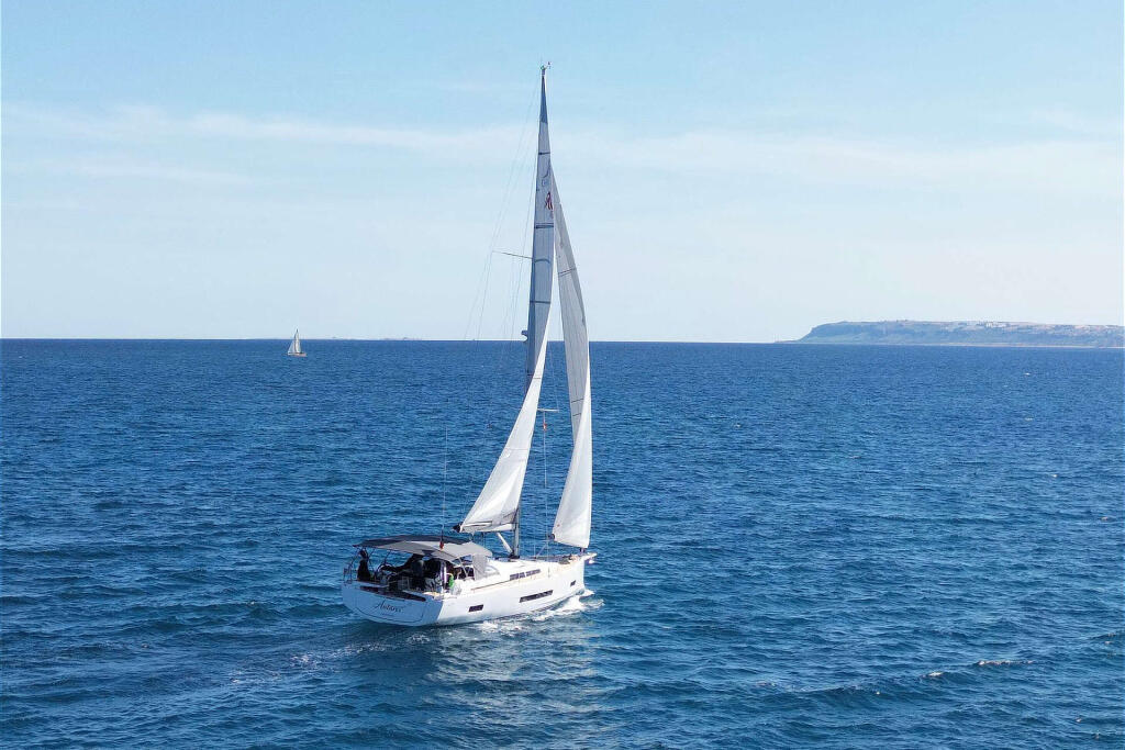 Sailing yacht 