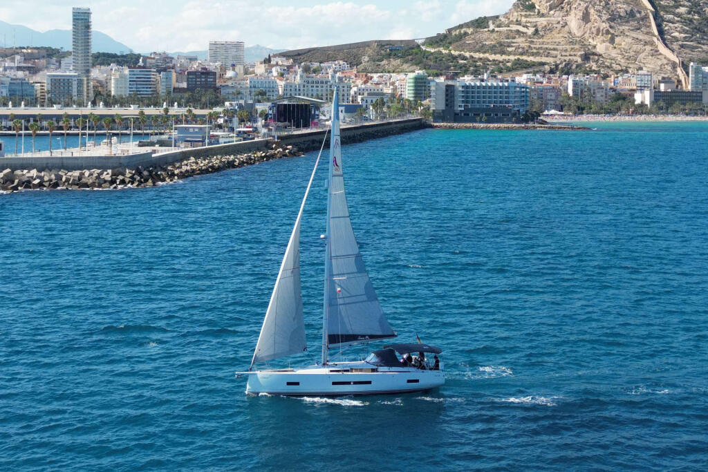 Sailing yacht 
