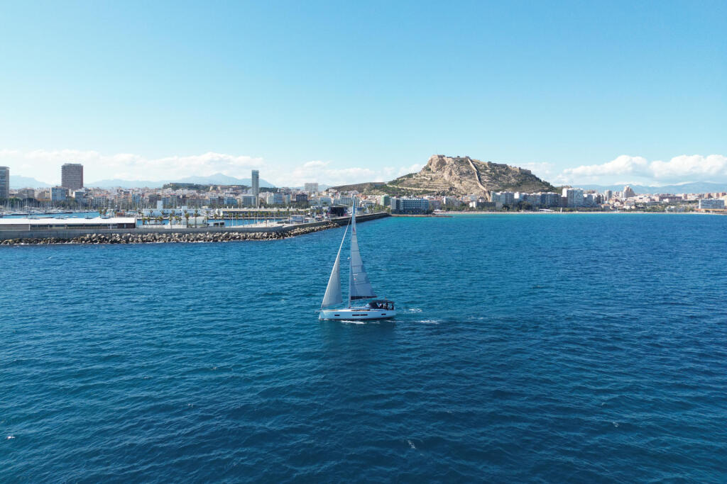 Sailing yacht 