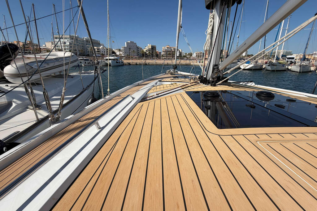 Sailing yacht 