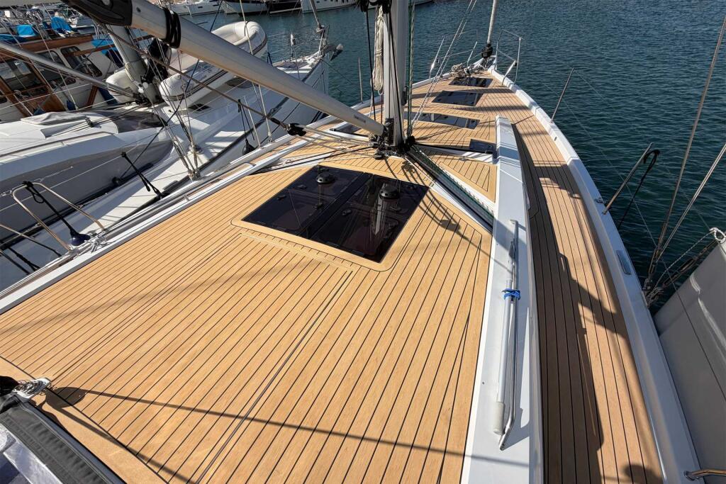 Sailing yacht 