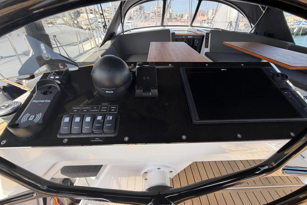 Sailing yacht 