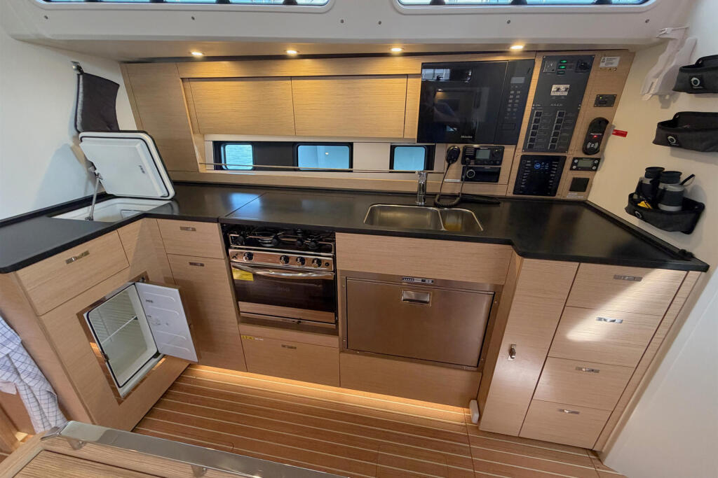 Sailing yacht 