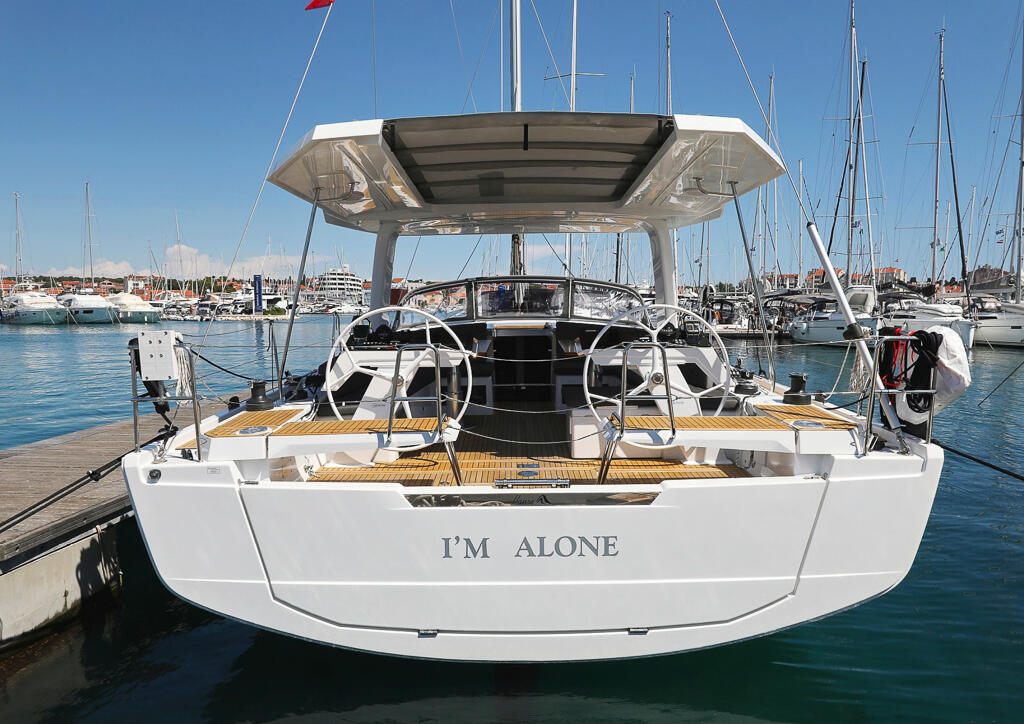 Sailing yacht 