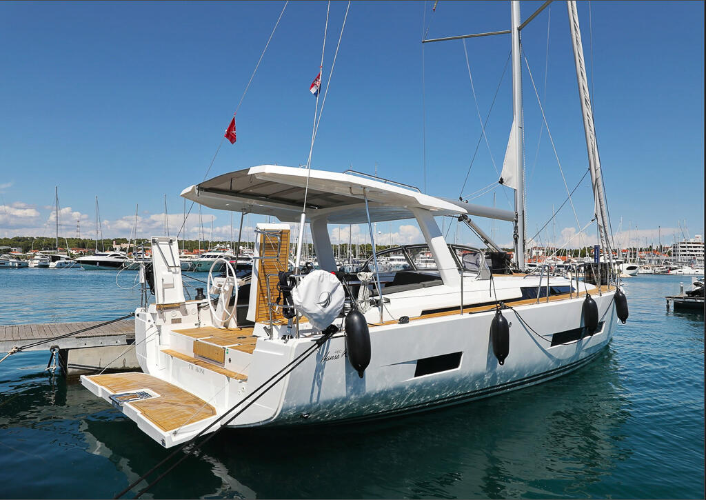 Sailing yacht 