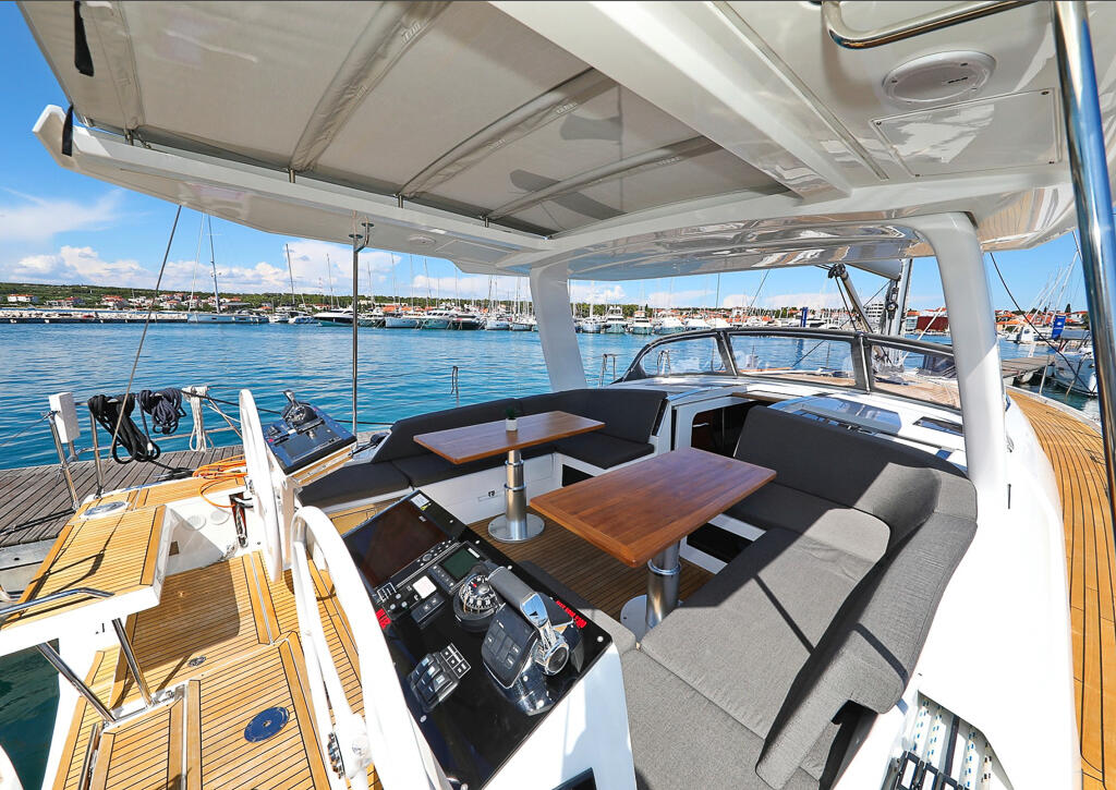 Sailing yacht 